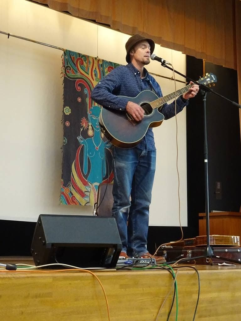 Martin Chenhall — Guitar & Vocals